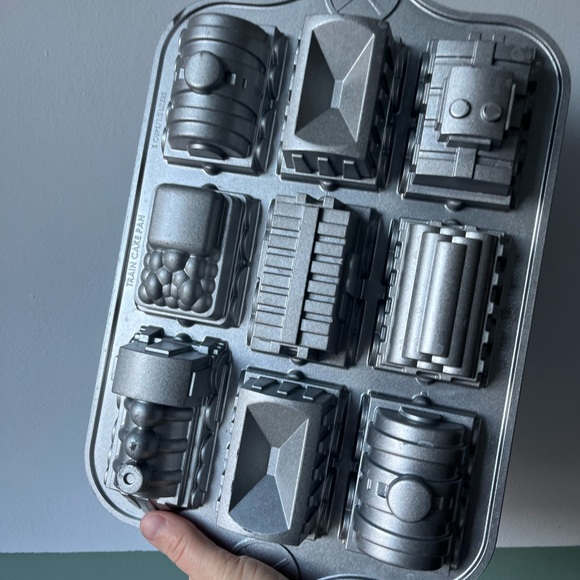 Nordicware train cake pan 5 cups - Picture 3 of 13